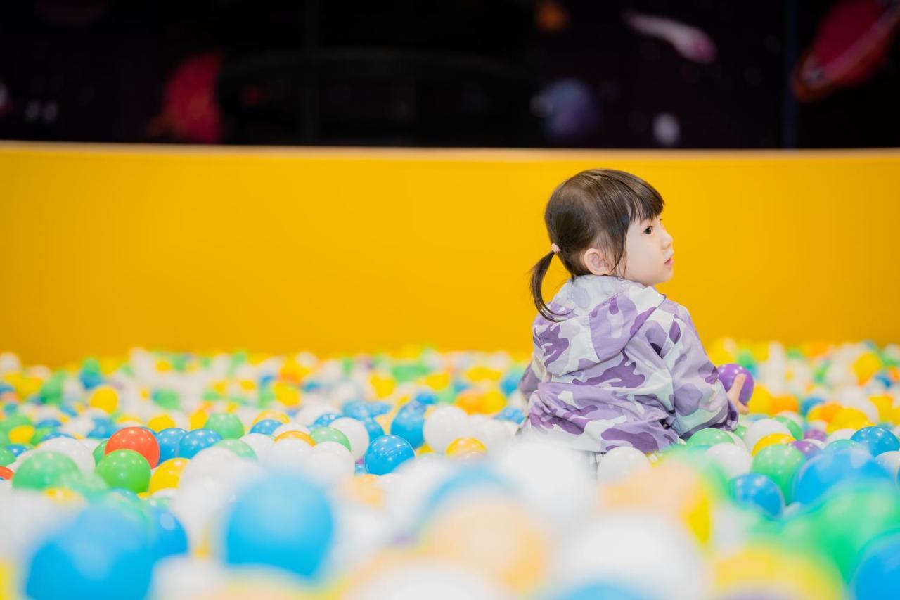 Studio City Hotel Macau Ngoại thất bức ảnh A child playing in a ball pit