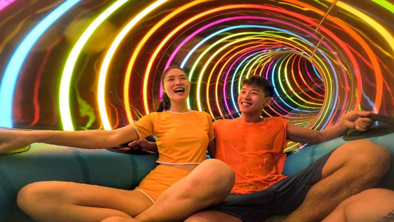 Studio City Hotel Macau Ngoại thất bức ảnh Visitors enjoying the water slide